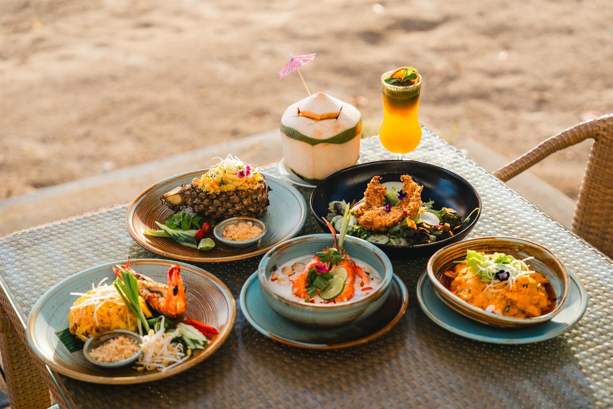 Kc Grande Resort Koh Chang Exterior foto A selection of dishes at the restaurant