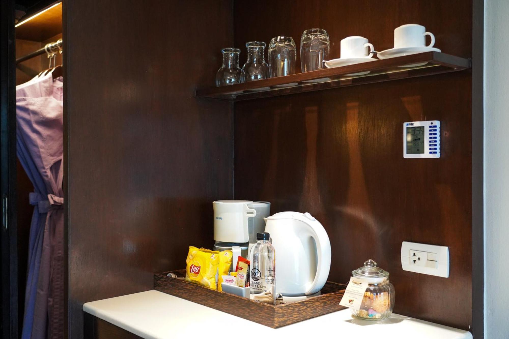Kc Grande Resort Koh Chang Exterior foto A coffee machine in a hotel room