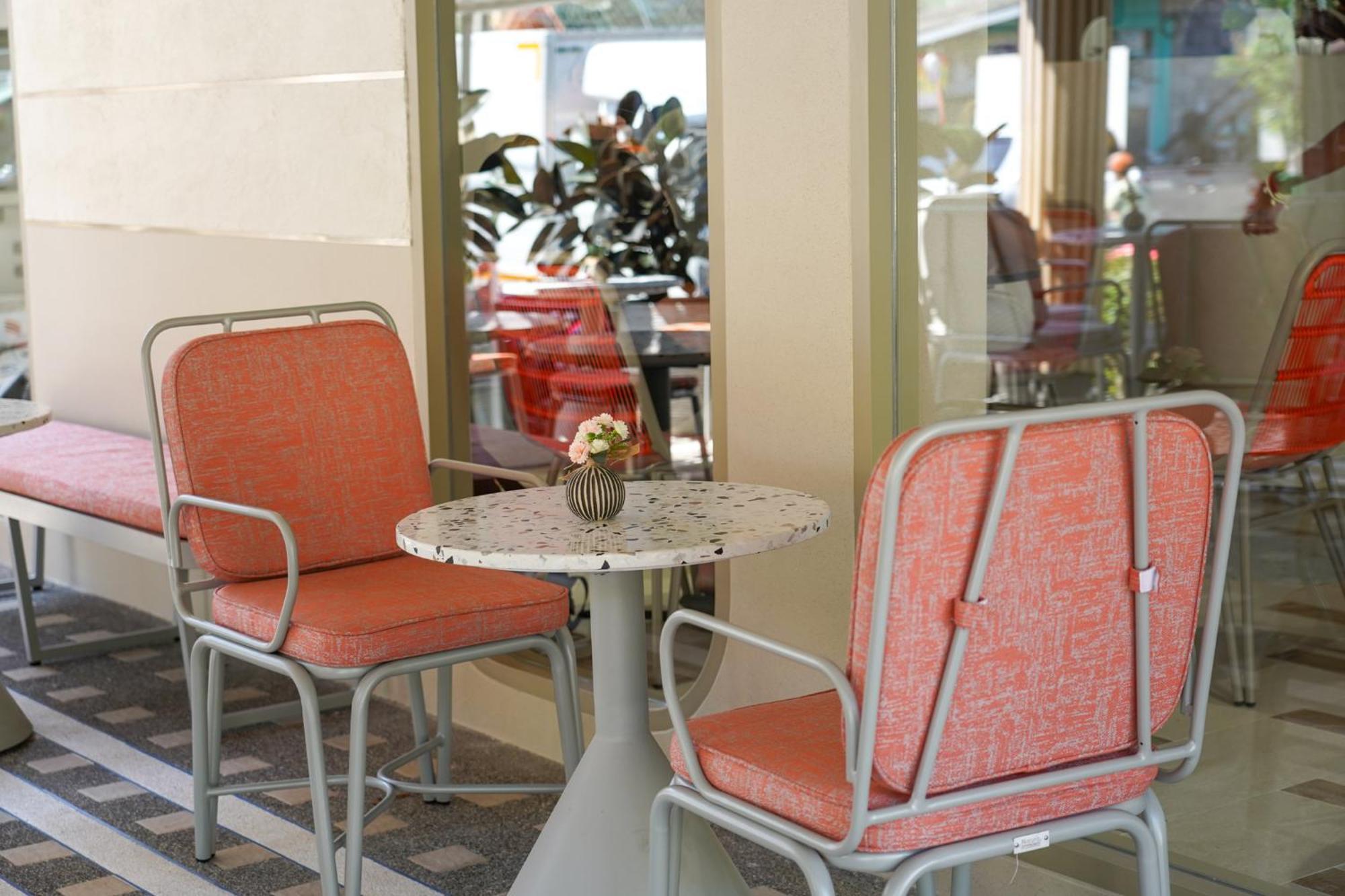 Kc Grande Resort Koh Chang Exterior foto A table and two chairs